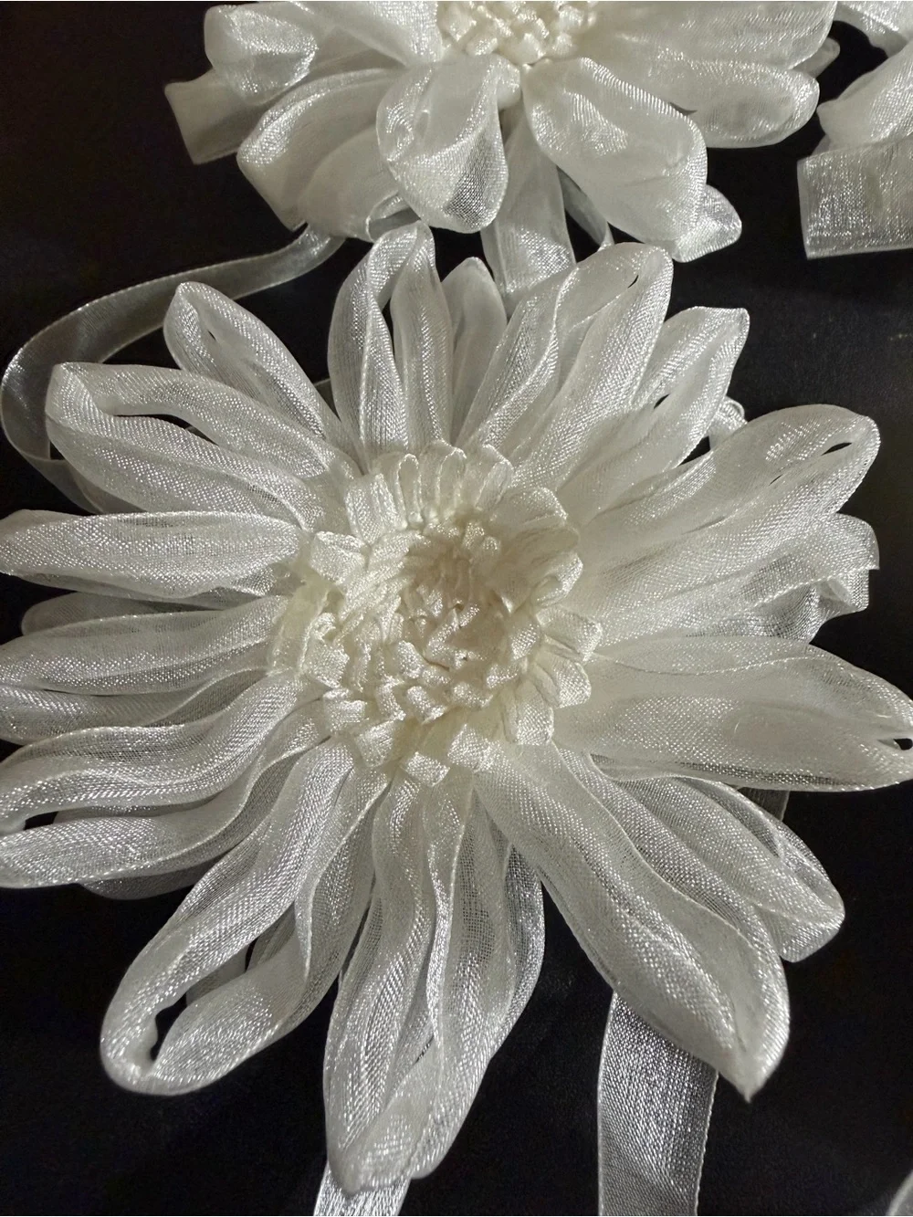 White Floral Ribbon magnetic napkin rings – Pack of 4